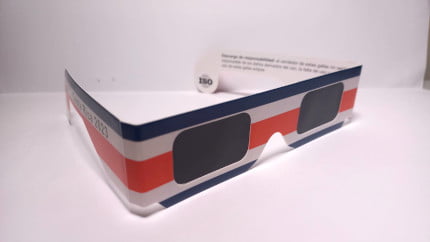 lente para eclipse solar con diseño con los colores de la bandera de Costa Rica