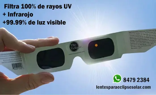 lentes para eclipse solar, puesto en mano, viendo al sol a través de los lentes para eclipse